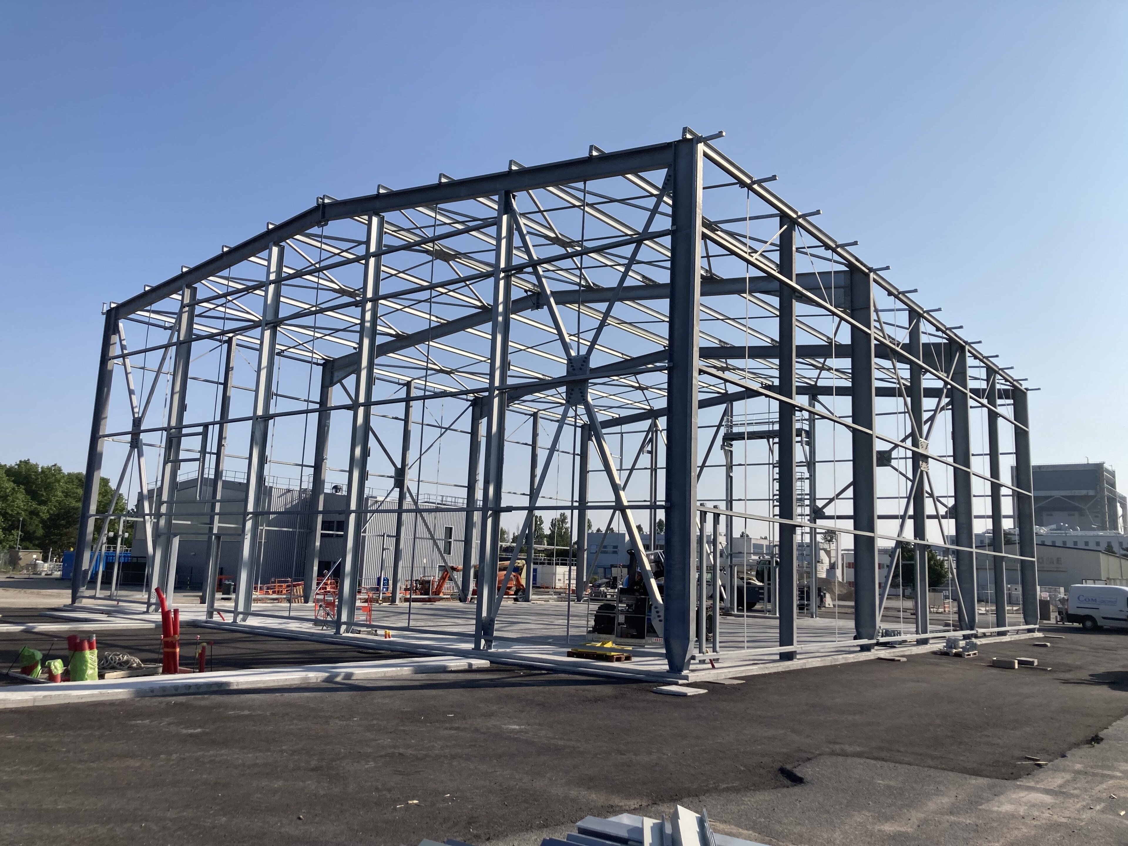 Charpente métallique en construction sur un chantier industriel