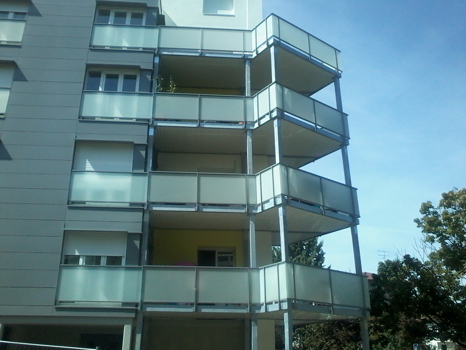 Balcons métalliques sur la façade d’un immeuble résidentiel