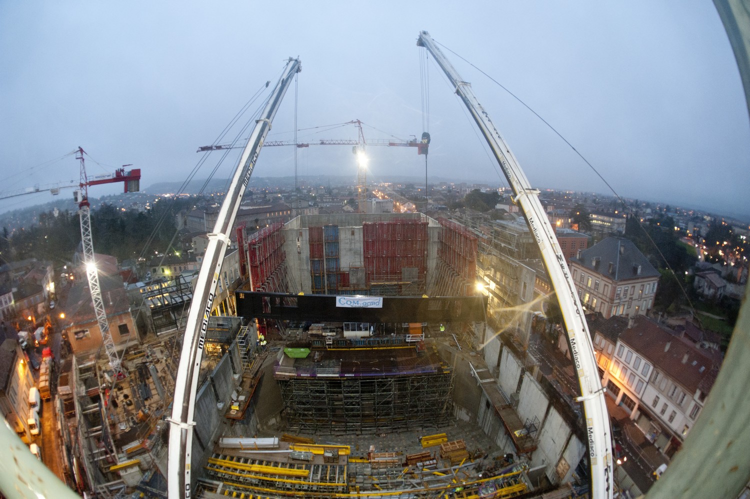 Chantier urbain de grande envergure avec grue et structure métallique