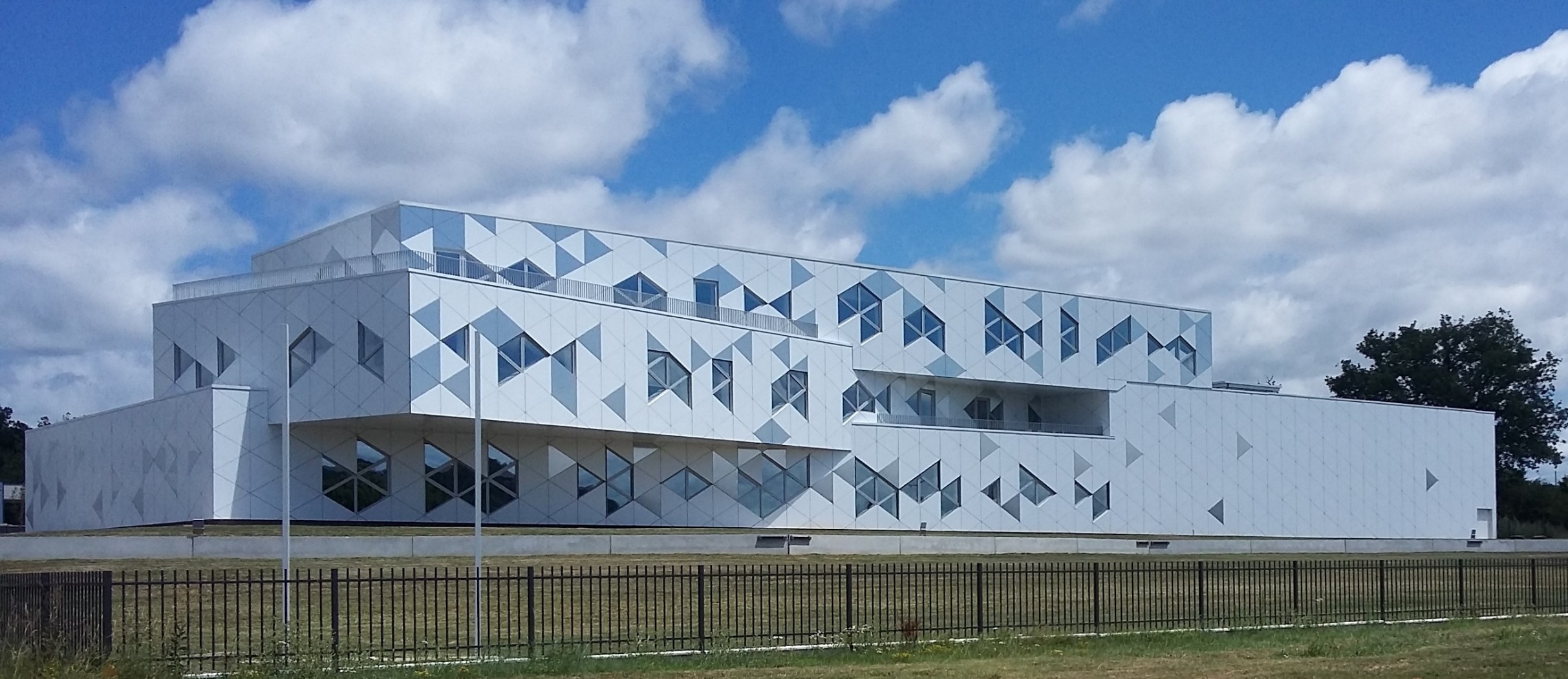 Façade architecturale moderne avec bardage géométrique