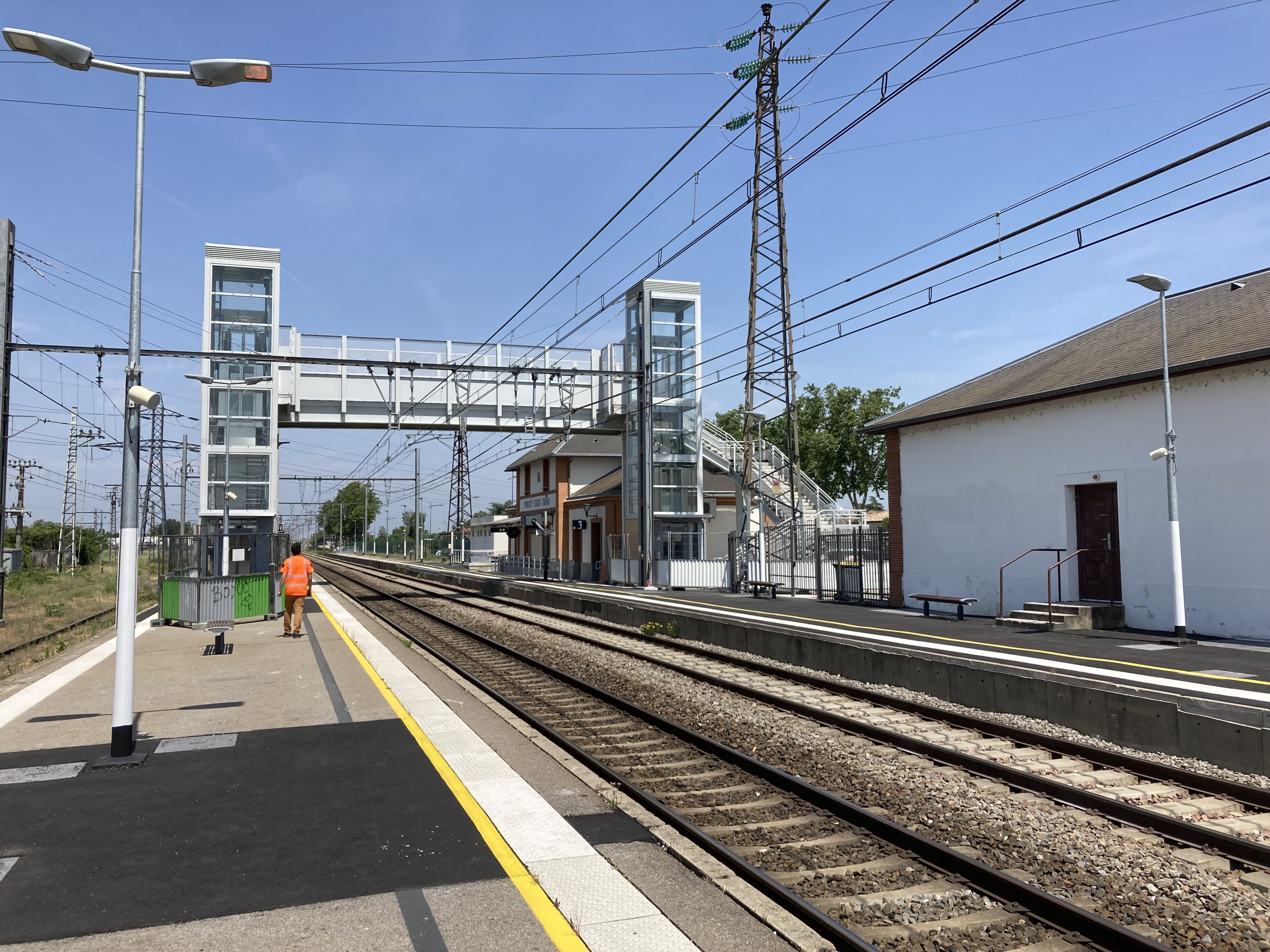 Passerelle PMR installée dans une gare ferroviaire
